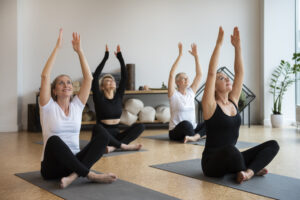 donne-alla-loro-sessione-di-yoga